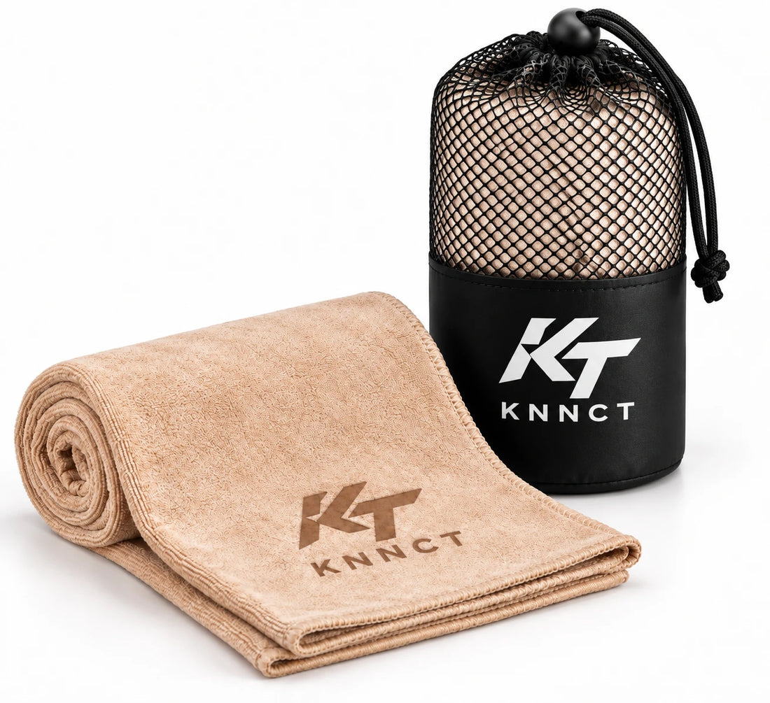 KNNCT Sport Towel beige avec sa pochette filet