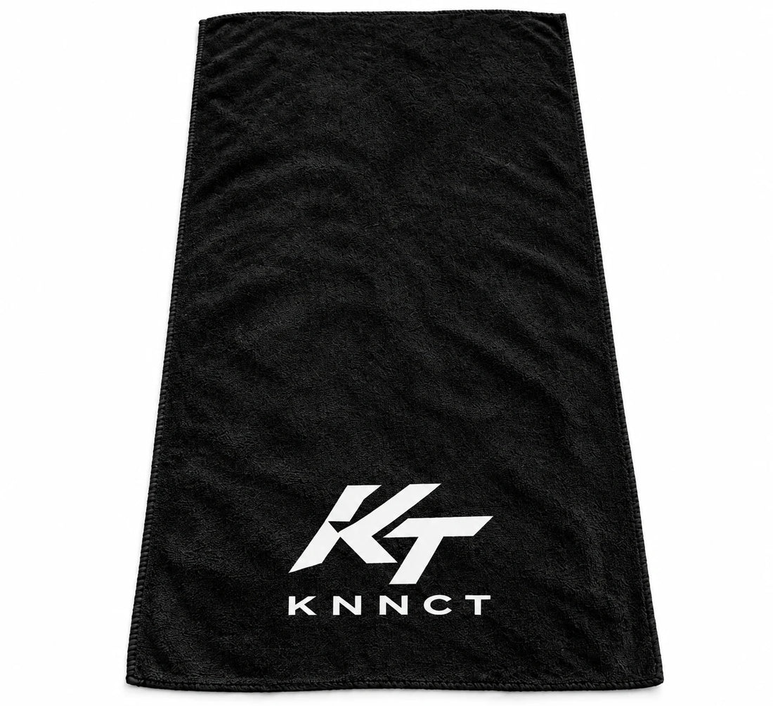 KNNCT Sport Towel noire à plat, logo KT