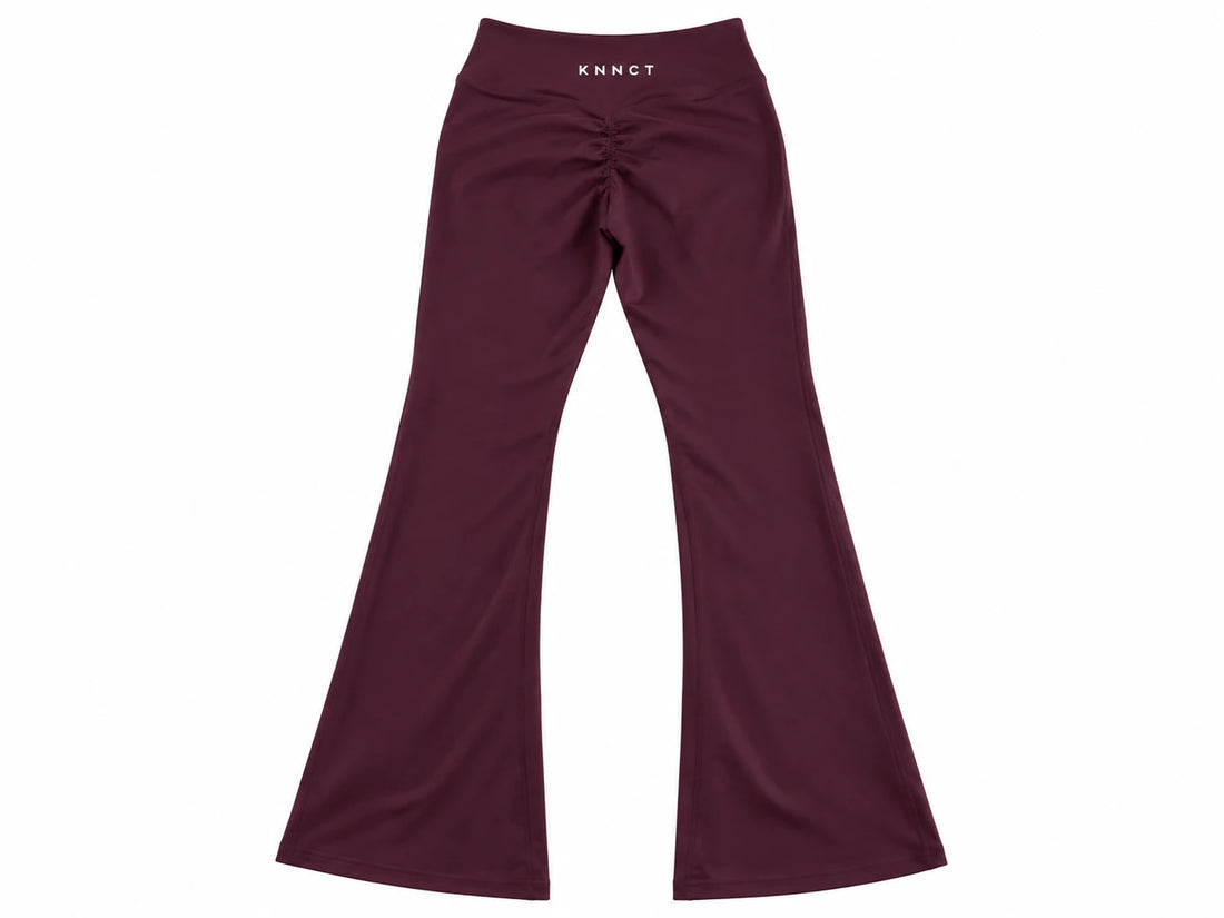 KNNCT Flare Pants prune, vue de dos avec logo KNNCT sur la ceinture