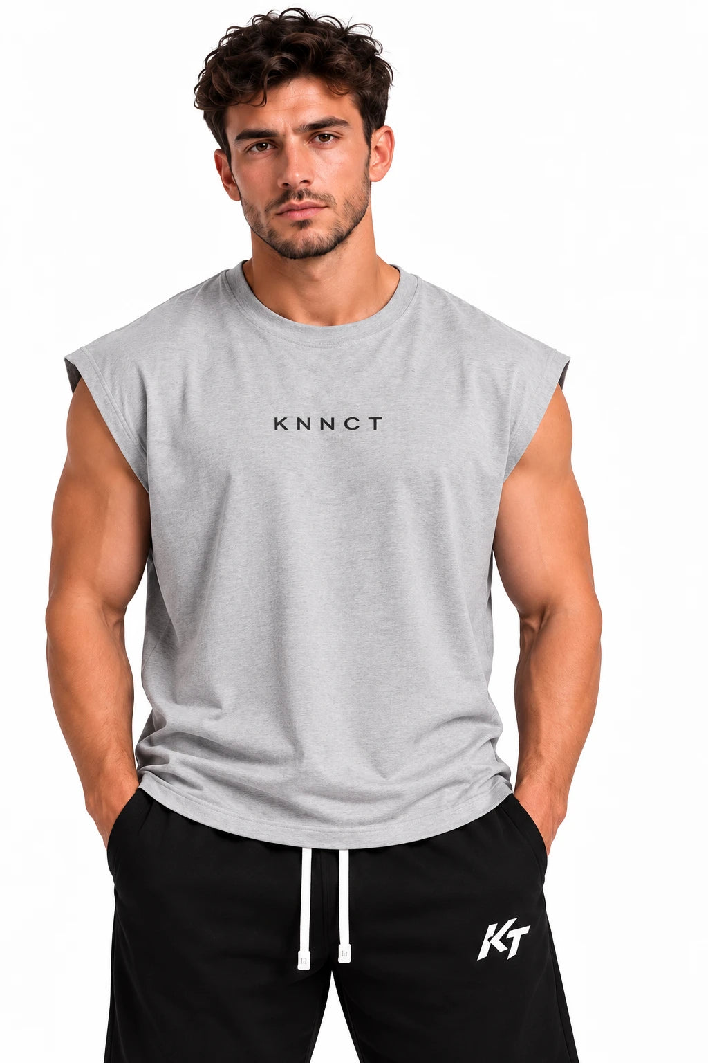 KNNCT Tank Top Oversize gris porté, logo KNNCT sur la poitrine